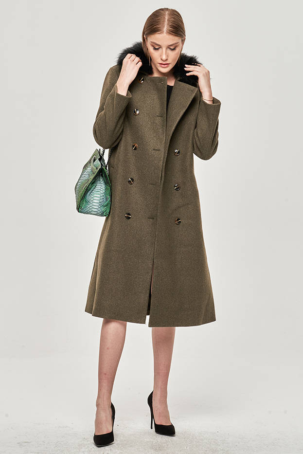 Dlouhý kabát v khaki barvě s kožešinovým límcem (20201202) - S (36) - odcienie zieleni