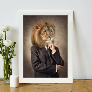 ASIR Obraz na MDF s rámem MUŽ V OBLEKU SE LVÍ HLAVOU 24 x 29 cm