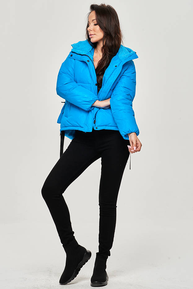 Světle modrá krátká dámská zimní bunda s kapucí (JIN211) - S (36) - odcienie niebieskiego