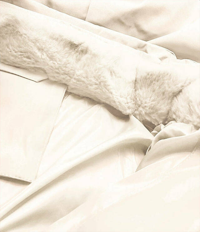 Bílá dámská zimní bunda s kožešinovým stojáčkem (5M769-281) - XL (42) - odcienie bieli